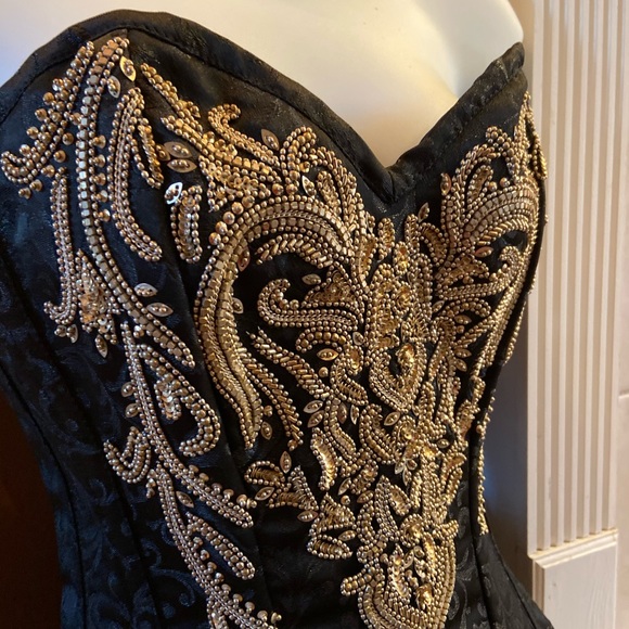 Overbust hand embroidered corset - Picture 4 of 8